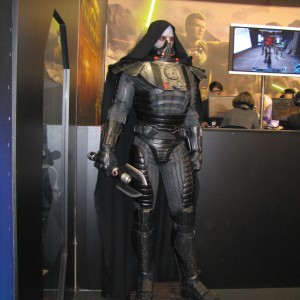 Une bien jolie statue grandeur nature d'un Seigneur Sith Une bien jolie statue grandeur nature d'un Seigneur Sith