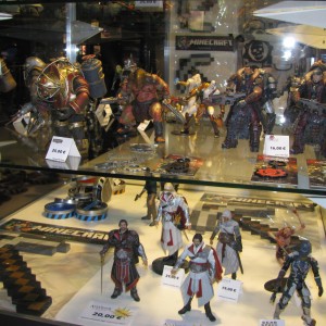 Des figurines présentent dans les stands Des figurines présentent dans les stands