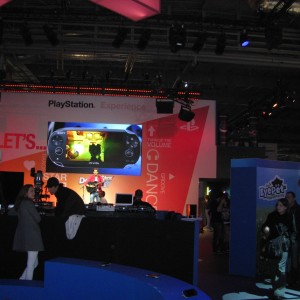 Le guitare chant d'un inconnu dans le stand Playstation Le guitare chant d'un inconnu dans le stand Playstation
