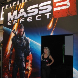 La porte d'entrée du stand Mass Effect 3 est bien gardée La porte d'entrée du stand Mass Effect 3 est bien gardée